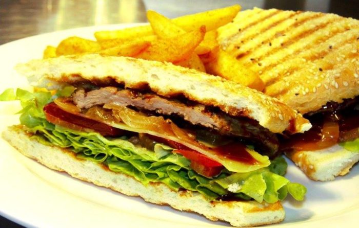 Steak Sandwich with hot chips