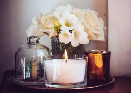 Candles and flowers to decorate your home
