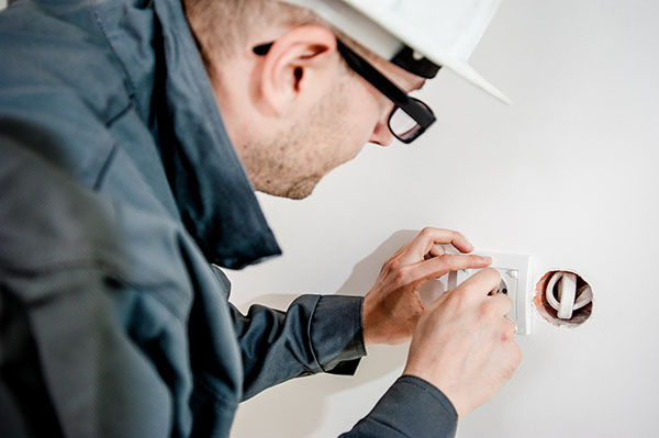 electrician installing powerpoint