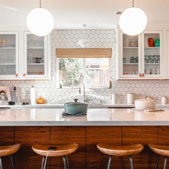 Modern kitchen with white kitchen tiles splashback